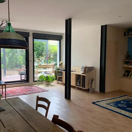 Spacious House With Garden Apartment *