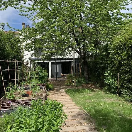 Spacious House With Garden Apartment